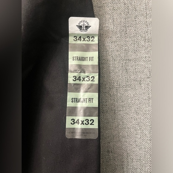 Dockers SZ 34 x 32 Classic Fit Pleated Gray Khaki Pants New - Picture 10 of 10